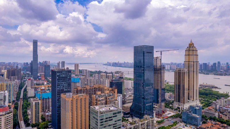 LV全球最大地标“路易号”  亮相兴业太古汇